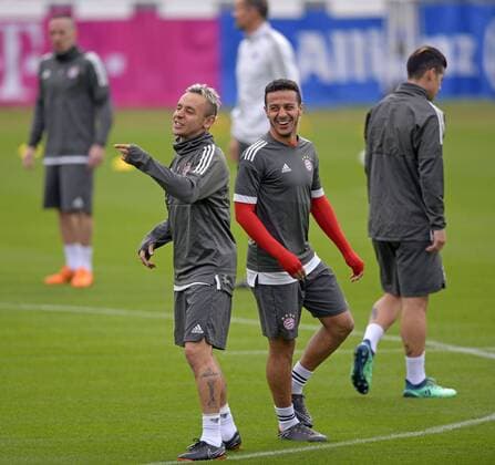 10 4 2018 Football Champions League 2017 2018 FC Bayern Munich Training at Säbenerstrasse before the Champions League match against Sevilla v Thiago FC Bayern Munich and Rafinha FC Bayern Munich are having a blast