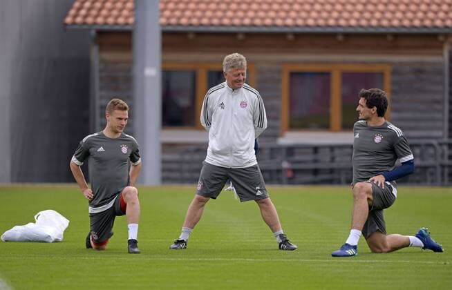10 4 2018 Football Champions League 2017 2018 FC Bayern München Training at Säbenerstrasse before the Champions League match against Sevilla Joshua Kimmich FC Bayern Munich coach Peter Hermann FC Bayern Munich Mats Hummels Bayern Munich