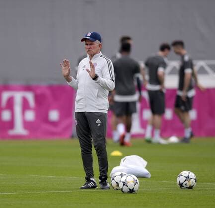 10 4 2018 Football Champions League 2017 2018 Bayern Munich Training on the Säbenerstrasse before the Champions League match against Sevilla Coach Jupp Heynckes FC Bayern Munich gives instructions