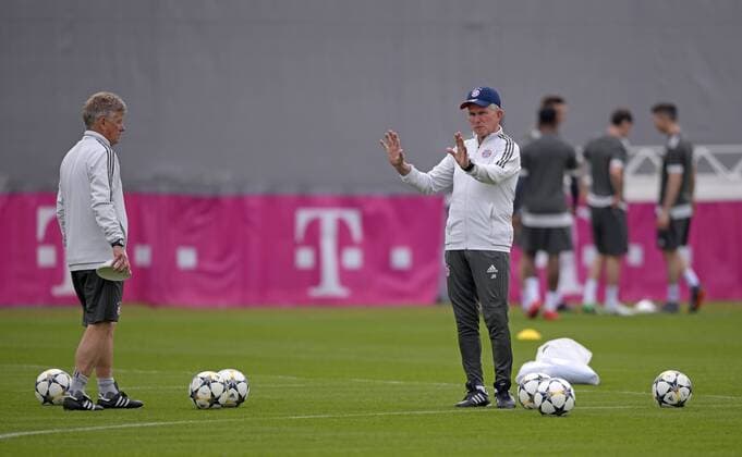 10 4 2018 Football Champions League 2017 2018 Bayern Munich Training on the Säbenerstrasse before the Champions League match against Sevilla coach Jupp Heynckes re FC Bayern Munich gives instructions left co coach Peter Hermann FC Bayern Munich