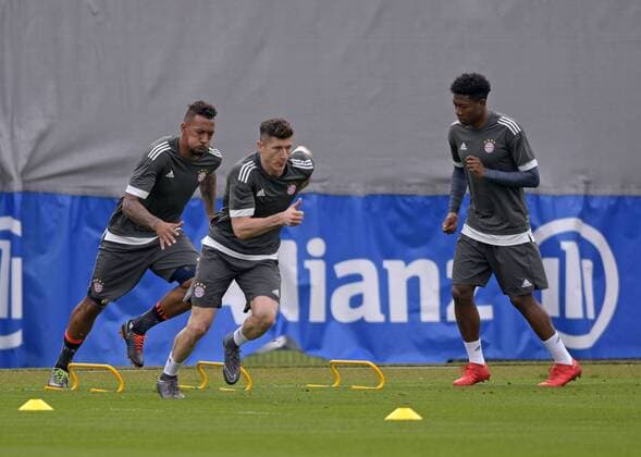 10 4 2018 Football Champions League 2017 2018 Bayern Munich Training on the Säbenerstrasse before the Champions League match against Sevilla v left Jerome Boateng FC Bayern Munich Robert Lewandowski FC Bayern Munich David Alaba FC Bayern Munich