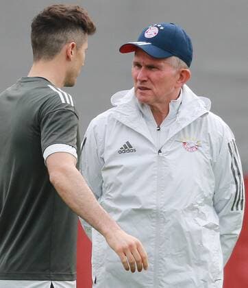 Coach Jupp Heynckes in conversation with Robert Lewandowski Football FC Bayern Munich Final training before the CL game against Sevilla FC 10 04 2018