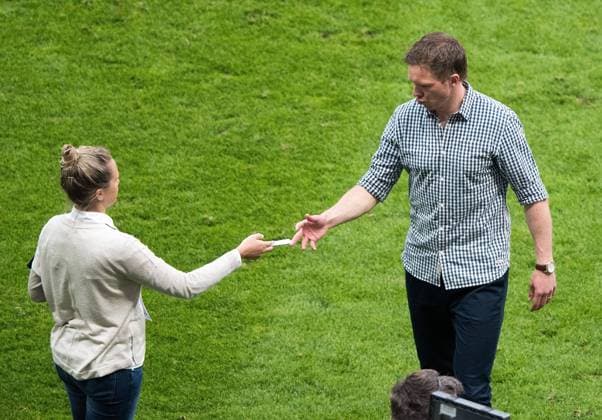 08 04 2018 xfux Football 1 Bundesliga Eintracht Frankfurt TSG 1899 Hoffenheim emspor v l Ruth Pintner Media Department TSG 1899 Hoffenheim gives gestures instructions gesticulate with the arms gives instructions gesticulate gesticolando to coach Julian Nagelsmann 1899 Hoffenheim and gives him a note Frankfurt