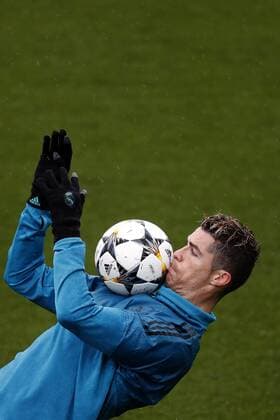 Bilder des Tages - SPORT Real Madrid s Portuguese forward Cristiano Ronaldo performs with the ball during a training session at Valdebebas sports facilities in Madrid, Spain, 10 April 2018. Real Madrid will face Juventus in their UEFA Champions League quarter final second leg match on 11 April. Real Madrid training session !ACHTUNG: NUR REDAKTIONELLE NUTZUNG!  Copyright: xJAVIERxLIZÓNx GRAF040 20180410-636589601255366220