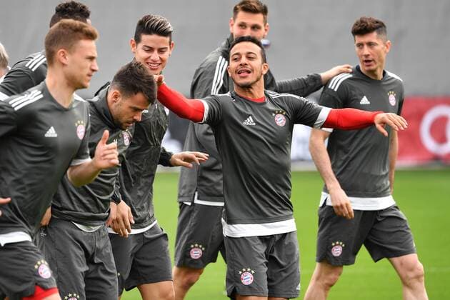 Thiago ALCANTARA FCB jokes with Juan BERNAT Bayern Munich Joshua KIMMICH Bayern Muenchen hi James RODRIGUEZ Bayern Muenchen Niklas SUELE Bayern Muenchen Robert LEWANDOWSKI Bayern Muenchen Action Final training Bayern Munich before the Champions League Quarterfinal Rally against FC Sevilla Training ground at Saebener Strasse Football on 10 04 2018