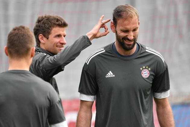 Thomas MUELLER MÜLLER Bayern Muenchen jokes with Tom STARKE Goalkeeper FC Bayern Muenchen re Final training Bayern Munich before the Champions League Quarter final Rally against FC Sevilla Training ground at Saebener Strasse Football at 10 04 2018