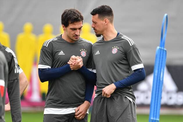 v re Sandro WAGNER Bayern Muenchen with Mats HUMMELS Bayern Munich Final training FC Bayern Munich before the Champions League Quarter Final Rally against Sevilla FC Training ground at Saebener Strasse Football on 10 04 2018