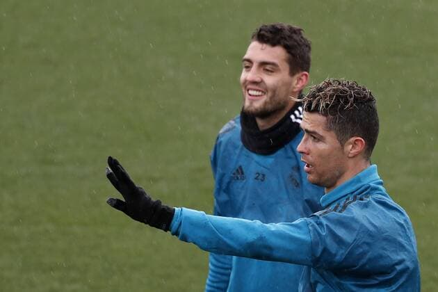 Real Madrid s Portuguese forward Cristinao Ronaldo (R) and Croatian midfielder Mateo Kovacic take part in a training session at Valdebebas sports facilities in Madrid, Spain, 10 April 2018. Real Madrid will face Juventus in their UEFA Champions League quarter final second leg match on 11 April. Real Madrid training session !ACHTUNG: NUR REDAKTIONELLE NUTZUNG!  Copyright: xJAVIERxLIZÓNx GRAF044 20180410-636589605970266253