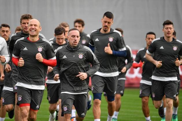 Player at warm-up front left Arjen ROBBEN Bayern Munich Franck RIBERY Bayern Munich Thomas MUELLER MÜLLER Bayern Muenchen Sandro WAGNER Bayern Munich Robert LEWANDOWSKI Bayern Muenchen Action Final training Bayern Munich before the Champions League Quarterfinal Rally against FC Sevilla Training ground at Saebener Strasse Football at 10 04 2018