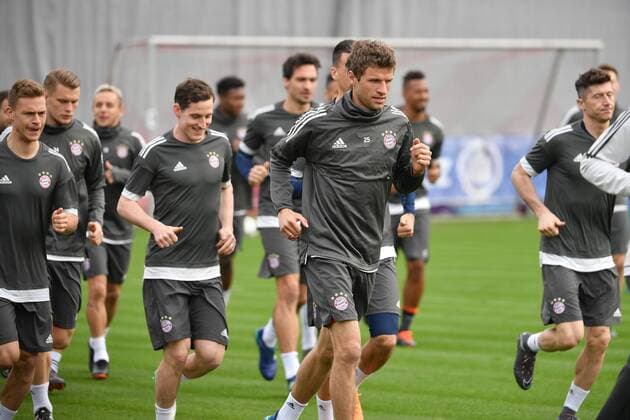 Player warming up Thomas MUELLER MÜLLER Bayern Muenchen Sebastian RUDY Bayern Munich Joshua KIMMICH Bayern Muenchen re Robert LEWANDOWSKI Bayern Muenchen Action Final training FC Bayern Muenchen before the Champions League Quarterfinal Rally against FC Sevilla Training ground at Saebener Strasse Football at 10 04 2018