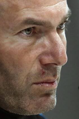 Bilder des Tages - SPORT Real Madrid s head coach, French Zinedine Zidane, speaks during a press conference PK Pressekonferenz following a training session at Valdebebas sports facilities in Madrid, Spain, 10 April 2018. Real Madrid will face Juventus in their UEFA Champions League quarter final second leg match on 11 April. Real Madrid press conference !ACHTUNG: NUR REDAKTIONELLE NUTZUNG!  Copyright: xJAVIERxLIZÓNx GRAF312 20180410-636589680866523617