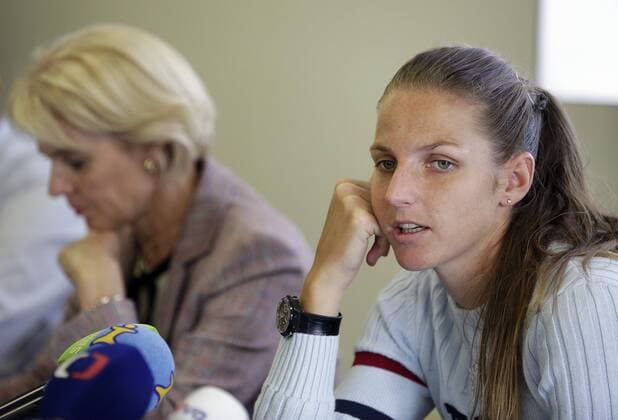 Tenistka Karolina Pliskova (vpravo) a reditelka turnaje Petra Cernoskova vystoupily 10. dubna 2018 v Praze na tiskove konferenci k tenisovemu turnaji J&T Banka Prague Open. CTKPhotoP201804100674401  mir 2