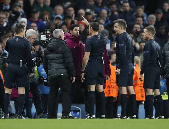 Bilder des Tages - SPORT Referee Antonio Mateu Lahoz sends off Manchester City s Pep Guardiola at half time during the Champions League Quarter Final 2nd Leg match at the Etihad Stadium, Manchester. Picture date: 10th April 2018. Picture credit should read: David Klein Sportimage EDITORIAL USE ONLY. No use with unauthorised audio, video, data, fixture lists, club league logos or live services. Online in-match use limited to 120 images, no video emulation. No use in betting, games or single club league player publications.