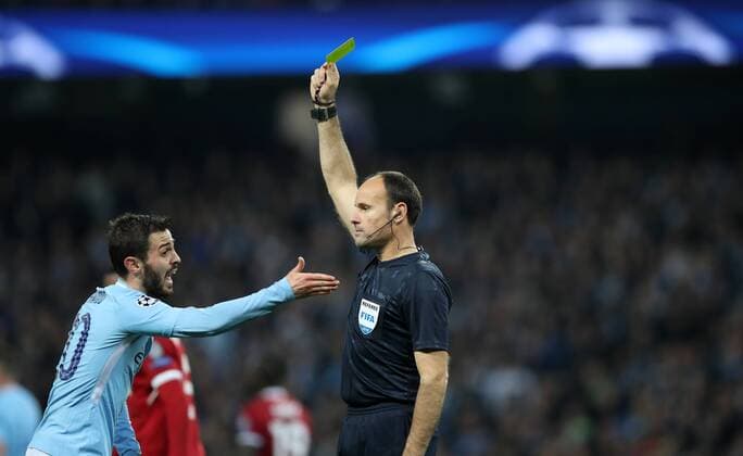 Bilder des Tages - SPORT Football - 2017 2018 UEFA Champions League - Quarter-Final, Second Leg: Manchester City (0) vs. Liverpool (3) Bernardo Silva of Manchester City is booked at The Etihad. COLORSPORT 