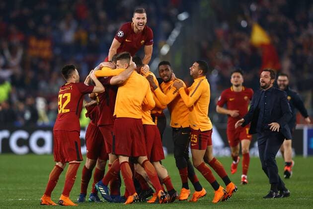 Fußball, CL, AS Rom - FC Barcelona April 10, 2018 - Rome, Italy - AS Roma v FC Barcelona Barca : UEFA Champions League quarter-finals 2nd leg.Edin Dzeko of Roma celebrates with the teammates at Olimpico Stadium in Rome, Italy on April 10, 2018. AS Roma v FC Barcelona - UEFA Champions League Quarter Final Second Leg  - ZUMAn230 20180410_zaa_n230_362 Copyright: xMatteoxCiambellix