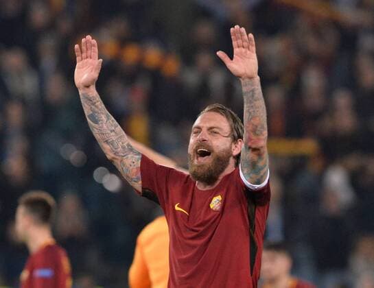 Fußball, CL, AS Rom - FC Barcelona April 10, 2018 - Rome, Italy - Daniele De Rossi celebrates the victory during the UEFA Champions League quarter final match between AS Roma and FC Barcelona Barca at the Olympic stadium on April 10, 2018 in Rome, Italy. AS Roma v FC Barcelona - UEFA Champions League Quarter Final Second Leg  - ZUMAn230 20180410_zaa_n230_471 Copyright: xSilviaxLorex