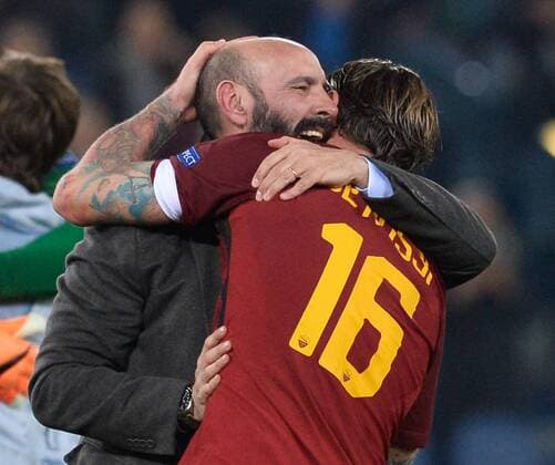 Bilder des Tages - SPORT Fußball, CL, AS Rom bezwingt FC Barcelona April 10, 2018 - Rome, Italy - Daniele De Rossi celebrates the victory with Monchi during the UEFA Champions League quarter final match between AS Roma and FC Barcelona Barca at the Olympic stadium on April 10, 2018 in Rome, Italy. AS Roma v FC Barcelona - UEFA Champions League Quarter Final Second Leg  - ZUMAn230 20180410_zaa_n230_478 Copyright: xSilviaxLorex