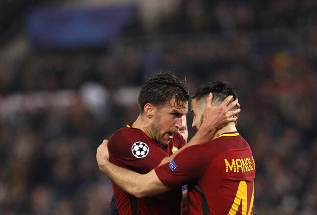 Bilder des Tages - SPORT Fußball, CL, AS Rom bezwingt FC Barcelona Italy Soccer Uefa Champions League: Roma vs FC Barcelona Barca Roma s Kevin Strootman, left, and Kostas Manolas celebrate at the end of the Champions League quarter final second leg soccer match between Roma and FC Barcelona at the Olympic stadium. Roma won 3-0 (4-4 on aggregate) to join the semifinals. Roma beats FC Barcelona 3-0 (4-4 on aggregate) in their UEFA Champions League second leg quarter final soccer match to join the semifinal. Rome Italy  RiccardoxDexLuca PacificxPress