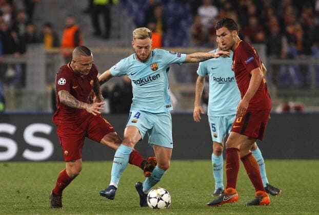 Fußball, CL, AS Rom - FC Barcelona Italy Soccer Uefa Champions League: Roma vs FC Barcelona Barca FC Barcelona Ivan Rakitic, center, is challenged by Roma s Radja Nainggolan, center, and Kevin Strootman during the Champions League quarter final second leg soccer match between Roma and FC Barcelona at the Olympic stadium. Roma beats FC Barcelona 3-0 (4-4 on aggregate) in their UEFA Champions League second leg quarter final soccer match to join the semifinal. Rome Italy  RiccardoxDexLuca PacificxPress