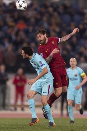 Fußball, CL, AS Rom - FC Barcelona Daniele De Rossi of Roma and Sergio Busquets Burgos of Barcelona during the Uefa Champions League Quarter-finals , 2st leg, match between Roma 3-0 Barcelona at Olimpic Stadium on April 10, 2018 in Roma, Italy. Noxthirdxpartyxsales  (75891708)