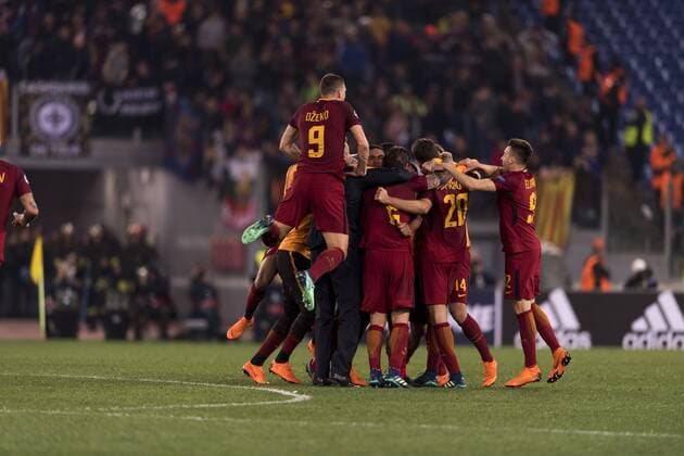 Bilder des Tages - SPORT Fußball, CL, AS Rom bezwingt FC Barcelona Final Joy Group of Roma during the Uefa Champions League Quarter-finals , 2st leg, match between Roma 3-0 Barcelona at Olimpic Stadium on April 10, 2018 in Roma, Italy. Noxthirdxpartyxsales  (75891782)