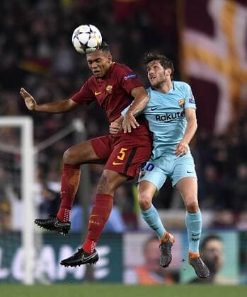 Fußball, CL, AS Rom - FC Barcelona (180411) -- ROME, April 11, 2018 -- Roma s Juan Jesus (L) vies with Barcelona s Sergi Roberto during a UEFA Champions League Quarter Final Second Leg soccer match between Roma and Barcelona in Rome, Italy, April 10, 2018. Roma won 3-0. ) (SP)ITALY-ROME-UEFA-CHAMPIONS LEAGUE-ROMA VS BARCELONA AlbertoxLingria 