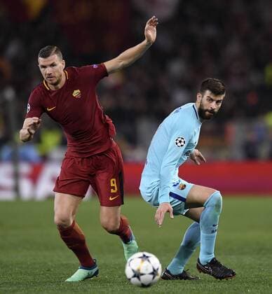 Fußball, CL, AS Rom - FC Barcelona (180411) -- ROME, April 11, 2018 -- Roma s Edin Dzeko (L) vies with Barcelona s Gerard Pique during a UEFA Champions League Quarter Final Second Leg soccer match between Roma and Barcelona in Rome, Italy, April 10, 2018. Roma won 3-0. ) (SP)ITALY-ROME-UEFA-CHAMPIONS LEAGUE-ROMA VS BARCELONA AlbertoxLingria 