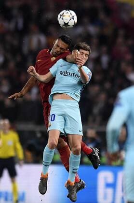 Fußball, CL, AS Rom bezwingt FC Barcelona (180411) -- ROME, April 11, 2018 -- Roma s Juan Jesus (L) vies with Barcelona s Sergi Roberto during a UEFA Champions League Quarter Final Second Leg soccer match between Roma and Barcelona in Rome, Italy, April 10, 2018. Roma won 3-0. ) (SP)ITALY-ROME-UEFA-CHAMPIONS LEAGUE-ROMA VS BARCELONA AlbertoxLingria 