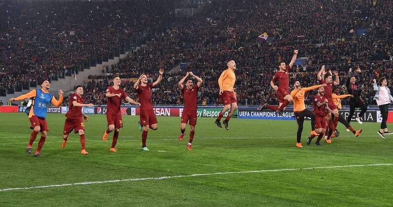 Fußball, CL, AS Rom bezwingt FC Barcelona (180411) -- ROME, April 11, 2018 -- Roma s players celebrate after winning a UEFA Champions League Quarter Final Second Leg soccer match between Roma and Barcelona in Rome, Italy, April 10, 2018. Roma won 3-0. ) (SP)ITALY-ROME-UEFA-CHAMPIONS LEAGUE-ROMA VS BARCELONA AlbertoxLingria 
