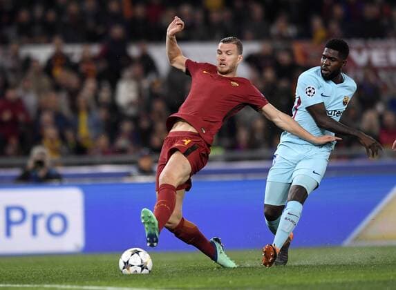 Fußball, CL, AS Rom - FC Barcelona (180411) -- ROME, April 11, 2018 -- Roma s Edin Dzeko (L) kicks to score the first goal during a UEFA Champions League Quarter Final Second Leg soccer match between Roma and Barcelona in Rome, Italy, April 10, 2018. Roma won 3-0. ) (SP)ITALY-ROME-UEFA-CHAMPIONS LEAGUE-ROMA VS BARCELONA AlbertoxLingria 
