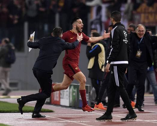 Fußball, CL, AS Rom - FC Barcelona (180411) -- ROME, April 11, 2018 -- Roma s Kostas Manolas (2nd L) celebrates after scoring during a UEFA Champions League Quarter Final Second Leg soccer match between Roma and Barcelona in Rome, Italy, April 10, 2018. Roma won 3-0. ) (SP)ITALY-ROME-UEFA-CHAMPIONS LEAGUE-ROMA VS BARCELONA AlbertoxLingria 