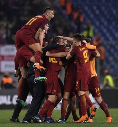 Fußball, CL, AS Rom bezwingt FC Barcelona (180411) -- ROME, April 11, 2018 -- Roma s players celebrate after winning a UEFA Champions League Quarter Final Second Leg soccer match between Roma and Barcelona in Rome, Italy, April 10, 2018. Roma won 3-0. ) (SP)ITALY-ROME-UEFA-CHAMPIONS LEAGUE-ROMA VS BARCELONA AlbertoxLingria 