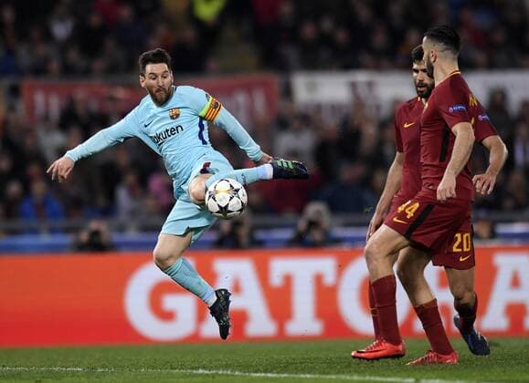 Fußball, CL, AS Rom - FC Barcelona (180411) -- ROME, April 11, 2018 -- Barcelona s Lionel Messi (L) kicks the ball during a UEFA Champions League Quarter Final Second Leg soccer match between Roma and Barcelona in Rome, Italy, April 10, 2018. Roma won 3-0. ) (SP)ITALY-ROME-UEFA-CHAMPIONS LEAGUE-ROMA VS BARCELONA AlbertoxLingria 