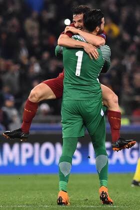 Fußball, CL, AS Rom - FC Barcelona Champions League Rome vs Barcelona -Rome 10-Apr-2018 In the picture Alessandro Florenzi and Alisson Becker celebrating the victory Photo Photographer01  Copyright: xFotografo01x xIPAx xFotografo01x