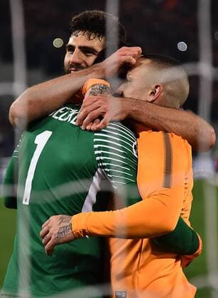 Fußball, CL, AS Rom - FC Barcelona Champions League Rome vs Barcelona -Rome 10-Apr-2018 In the picture Radja Nainggolan and Alisson Becker celebrating the victory Photo Photographer01  Copyright: xFotografo01x xIPAx xFotografo01x