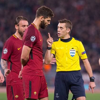Fußball, CL, AS Rom - FC Barcelona April 10, 2018 - Rome, Italy - The referee warns Federico Fazio during the UEFA Champions League quarter final match between AS Roma and FC Barcelona Barca at Olympic Stadium. UEFA Champions League AS Roma vs FC Barcelona in Rome, Italy - 10 Apr 2018 - ZUMAs197 20180410_zaa_s197_084 Copyright: xErnestoxVicinanzax