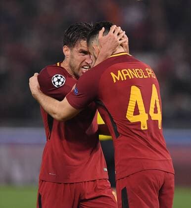 FUSSBALL CHAMPIONS LEAGUE SAISON 2017 2018 VIERTELFINALE RUECKSPIEL AS Rom - FC Barcelona Barca 10.04.2018 SCHLUSSJUBEL AS Rom; Kevin Strootman (li) umarmt Torschuetze Kostas Manolas (re) 