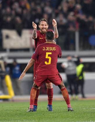 FUSSBALL CHAMPIONS LEAGUE SAISON 2017 2018 VIERTELFINALE RUECKSPIEL AS Rom - FC Barcelona Barca 10.04.2018 SCHLUSSJUBEL AS Rom; Daniele De Rossi (hinten) umarmt Juan Jesus 