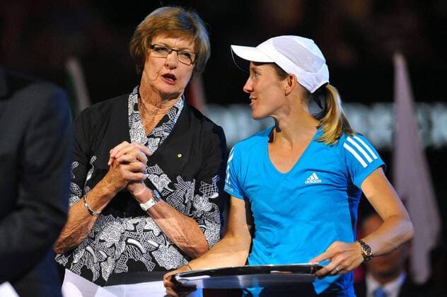 - MELBOURNE, AUSTRALIA: Belgian Justine Henin is congratulated by Australian former Grand Slam champion Margaret Court after losing the women s final against US Serena Williams WTA Tennis Damen 1) at the Australian Open Grand Slam tennis tournament, at Melbourne Park, in Melbourne, Saturday 30 January 2010. Williams won 6-4, 3-6, 6-2. PHILIPPExBUISSIN  x18106516x