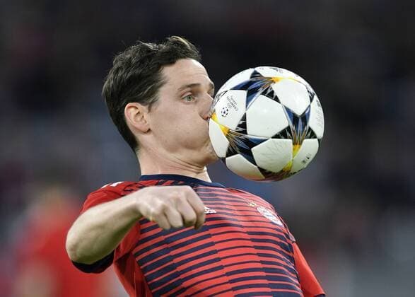 Before the start of the game Warm-up Sebastian Rudy Bayern Munich on the ball Komik odd FC Bayern Munich FCB vs Sevilla FC UEFA Champions League CL Quarter-finals 2nd leg match 2017 2018 Munich Allianz Arena 11 04 2018 FC Bayern Munich FCB vs Sevilla FC
