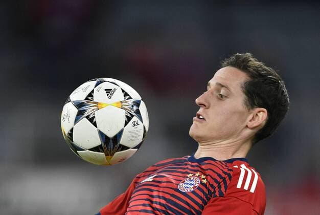 Warm up before the match Sebastian Rudy Bayern Munich on goal FC Bayern Munich FCB vs Sevilla FC UEFA Champions League CL quarter-final second leg Match 2 Season 2017 2018 Munich Allianz Arena 11 04 2018 FC Bayern Munich FCB vs Sevilla FC
