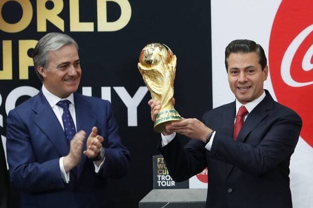 Bilder des Tages - SPORT Mexican President Enrique Pena Nieto (R) receives the World Cup at the presidential resident Los Pinos, in Mexico City, Mexico, 11 April 2018. The World Cup Russia 2018, visit Mexico during the Tour FIFA World Cup WM Weltmeisterschaft Fussball Russia 2018 and will stay in the country between 9 and 15 April in Mexico City, Guadalajara and Monterrey. Pena Nieto receives the World Cup Russia 2018, in Mexico City !ACHTUNG: NUR REDAKTIONELLE NUTZUNG!  Copyright: xJorgexNúnezx MEX02 20180411-636590757402321057
