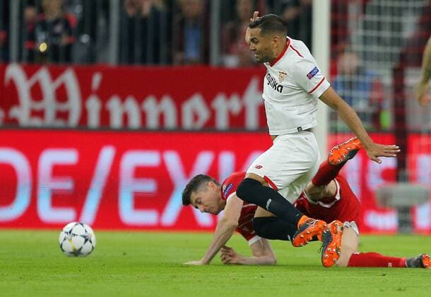 SOCCER - UEFA CL, Bayern vs Sevilla MUNICH,GERMANY,11.APR.18 - SOCCER - UEFA Champions League, quarter finals, FC Bayern Muenchen vs FC Sevilla. Image shows Robert Lewandowski (Bayern) and Clement Lenglet (Sevilla). GEPAxpictures xThomasxBachun