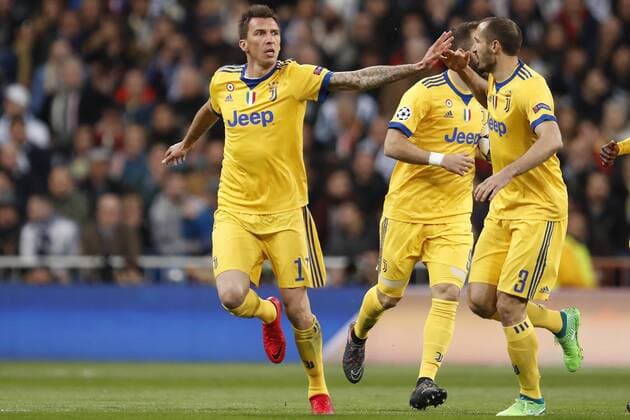 Bilder des Tages - SPORT (l-r) Mario Mandzukic of Juventus FC, Giorgio Chiellini of Juventus FC during the UEFA Champions League quarter final match between Real Madrid and Juventus FC at the Santiago Bernabeu stadium on April 11, 2018 in Madrid, Spain UEFA Champions League 2017 2018 xVIxVIxImagesx xMauricexvanxSteenxIVx 10618985