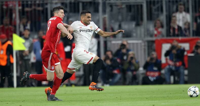 UEFA Champions League FC Bayern Munich Sevilla FC quarter-finals Relegation Quarter Finals 2nd leg 11 04 2018 at the Allianz Arena Season 2017 18 xmdx Robert LEWANDOWSKI 9 FC Bayern Muenchen Gabriel MERCADO 25 Sevilla FC Bayern Munich Muenchen Sevilla FC