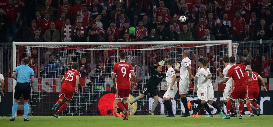 UEFA Champions League Bayern Munich Sevilla FC quarter-finals Relegation Quarter Finals 2nd leg 11 04 2018 in the Allianz Arena season 2017 18 xmdx James RODRIGUEZ 11 Bayern Munich fails on free-kick against David SORIA 13 Goalkeeper Sevilla FC Bayern Munich Sevilla FC