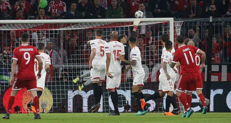 UEFA Champions League Bayern Munich Sevilla FC quarter-finals Relegation Quarter Finals 2nd leg 11 04 2018 in the Allianz Arena season 2017 18 xmdx James RODRIGUEZ 11 Bayern Munich fails on free-kick against David SORIA 13 Goalkeeper Sevilla FC Bayern Munich Sevilla FC