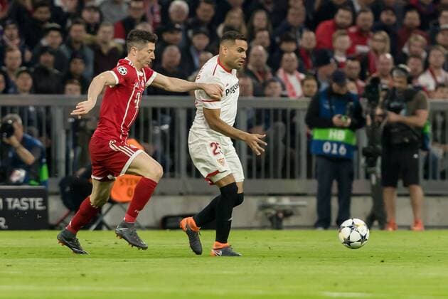 Muenchen Germany 11 04 2018 UEFA Champions League 2017 18 Season Quarter finals Second leg Bayern Munich Sevilla FC Robert Lewandowski FCB and Gabriel Mercado FCS in a duel DeFodi048