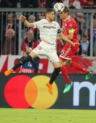 SOCCER - UEFA CL, Bayern vs Sevilla MUNICH,GERMANY,11.APR.18 - SOCCER - UEFA Champions League, quarter finals, FC Bayern Muenchen vs FC Sevilla. Image shows Pablo Sarabia (Sevilla) and Thomas Mueller (Bayern). GEPAxpictures xThomasxBachun