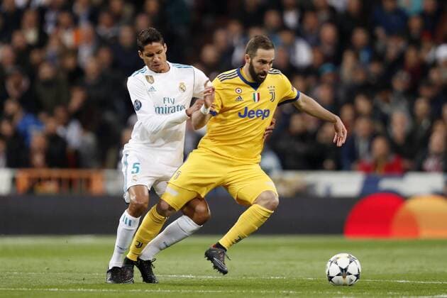 (l-r) Raphael Varane of Real Madrid, Gonzalo Higuain of Juventus FC during the UEFA Champions League quarter final match between Real Madrid and Juventus FC at the Santiago Bernabeu stadium on April 11, 2018 in Madrid, Spain UEFA Champions League 2017 2018 xVIxVIxImagesx xMauricexvanxSteenxIVx 10619012